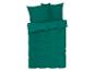 Une parure de lit vert foncé avec des taies d'oreiller assorties.