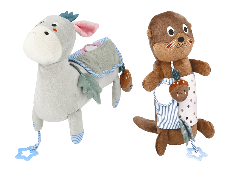 Deux adorables jouets en peluche, un âne et une loutre, avec des accessoires pour bébés.
