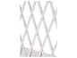 Treillis en bois blanc avec un motif diagonal.
