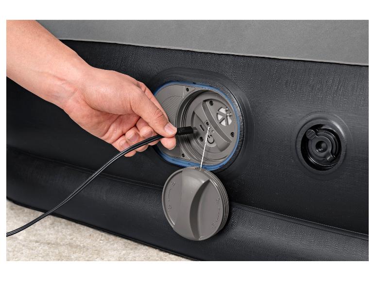 Main branchant un câble USB dans un lit gonflable.