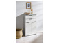 Une armoire blanche avec deux portes et deux tiroirs, avec un panier en osier à côté.