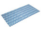 Un tapis blanc et bleu avec un motif chevron.