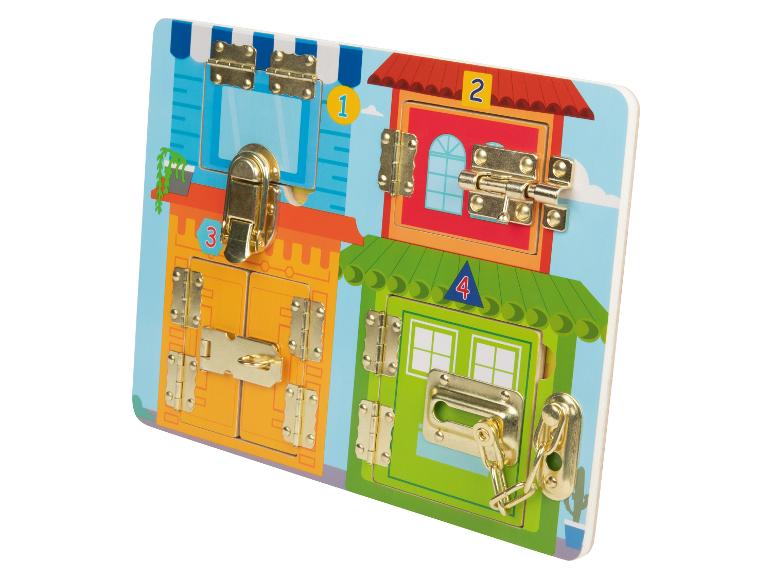 Jeu d'éveil en bois avec serrures, cadenas et charnières colorées.