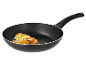 Une poêle noire contenant des pommes de terre et des poireaux sautés.