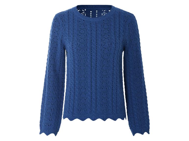 Pull bleu en tricot ajouré.
