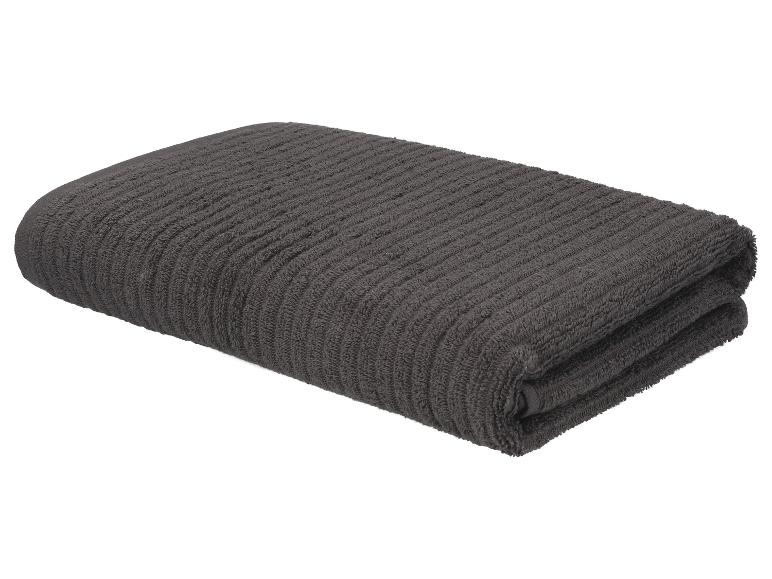 Serviette gris foncé pliée et côtelée