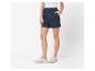Shorts en jean et baskets : look décontracté.
