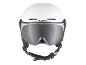 Casque de ski blanc avec visière intégrée et sangle jugulaire réglable.