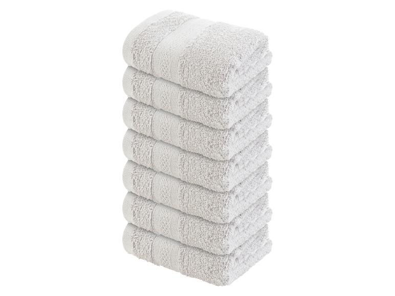 Une pile de six serviettes blanches.