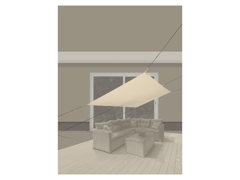 Voile d'ombrage beige au-dessus d'un salon de jardin sur une terrasse.