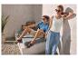 Homme en polo bleu et short beige, femme en débardeur blanc et pantalon bleu.