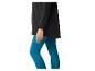 Femme en veste noire et leggings turquoise.