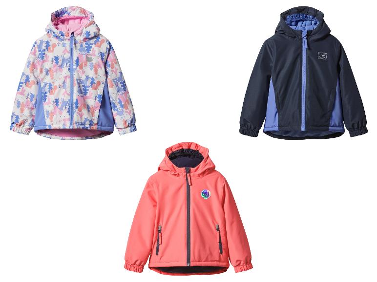 Trois vestes pour enfants : une à imprimé animal, une bleu foncé et une rose corail.