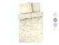 Une housse de couette beige avec des taies d'oreiller assorties.
