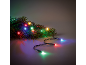 Guirlande lumineuse LED sur une branche de sapin, avec lumière multicolore.