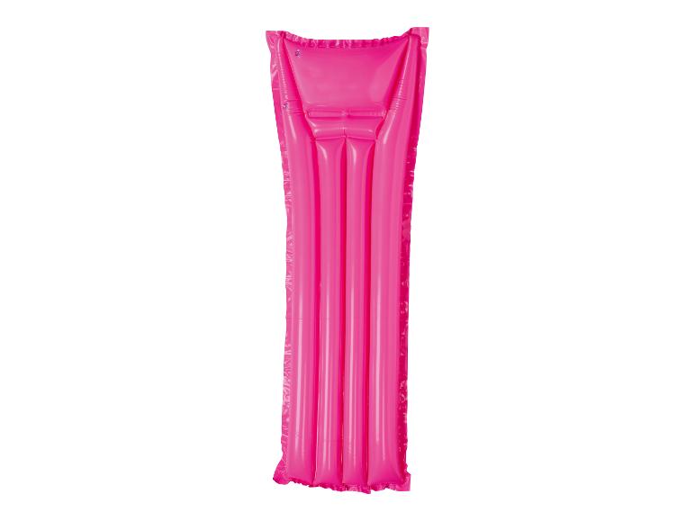 Un matelas gonflable rose pour la piscine.