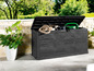 Une boîte de rangement noire à l'aspect bois, remplie d'outils de jardin.