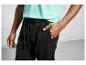 Pantalon de jogging noir avec cordon de serrage et un t-shirt turquoise.