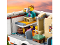 Figurines de construction dans un camping-car, avec une figurine buvant et d'autres à l'intérieur.