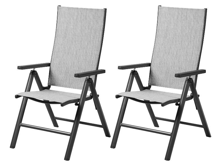Deux chaises de jardin pliantes grises avec accoudoirs.