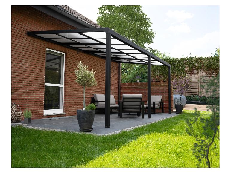 Pergola noire moderne avec panneaux de toit transparents au-dessus d'un patio avec mobilier d'extérieur.