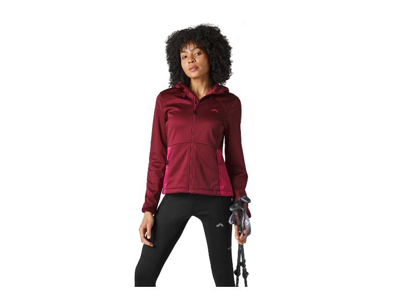 Femme en veste marron et leggings noirs, tenant des bâtons de randonnée.