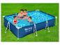 Famille profitant d'une piscine hors sol rectangulaire bleue dans un jardin verdoyant.