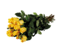 Un bouquet éclatant de roses jaunes avec des feuilles vertes, disposé sur fond noir.