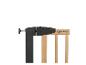 Barrière de sécurité en bois pour enfants avec mécanisme de verrouillage noir.