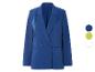 Blazer bleu à double boutonnage pour femme.