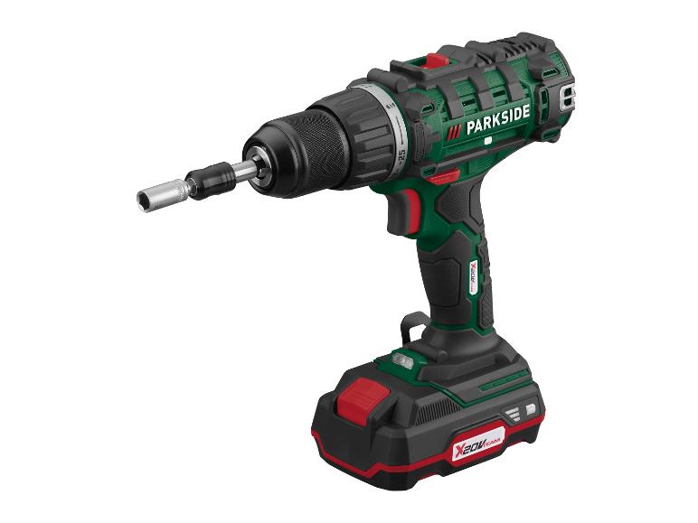 Une perceuse-visseuse à batterie verte Parkside X20V Team avec un embout.