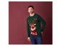 Homme portant un pull de Noël vert avec un renne.