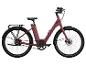 Un vélo électrique rouge avec transmission par courroie.
