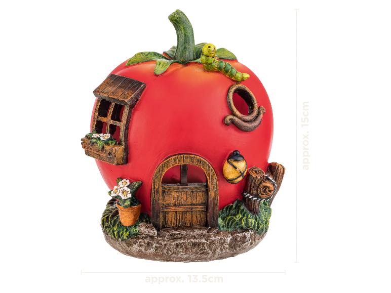 Maison de fée décorative en forme de tomate avec fenêtre, porte, fleurs et chenille.