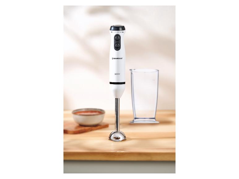 Mixeur plongeant SilverCrest 600 W sur une surface en bois.