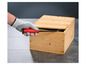 Une main portant un gant de protection utilise un outil pour ouvrir une caisse en bois.