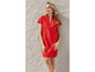 Une femme portant une robe rouge à manches courtes.