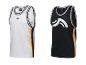 Deux maillots de basket Crivit, un blanc et un noir.
