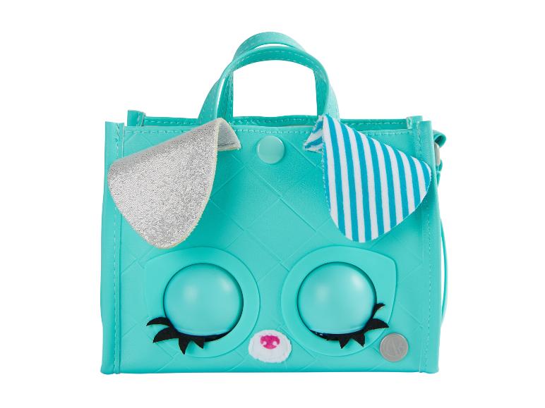 Un sac turquoise avec des oreilles de lapin et de grands yeux.