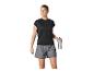 Femme en t-shirt noir et short gris, tenant une bouteille d'eau.