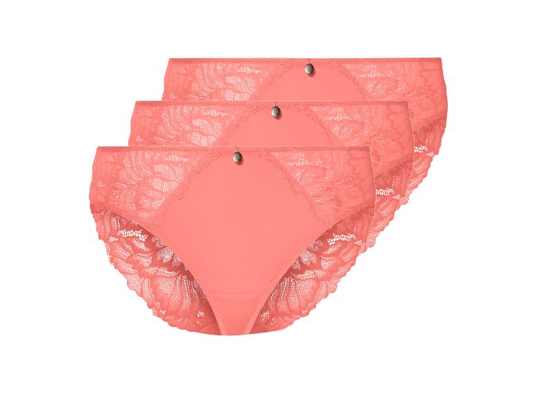 Trois paires de culottes femme corail avec dentelle.