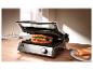 Sandwich maker et grille-pain avec sandwich préparé.
