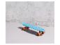 Skateboard bleu pastel avec roues orange.