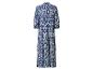 Robe longue bleue et blanche à motif ikat et manches 3/4.
