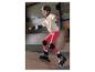 Roller en ligne, protections et casque pour enfant dans un skatepark.