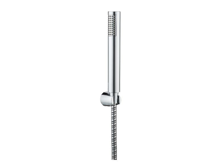 Un pommeau de douche chromé élégant avec un flexible tressé.