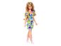 Poupée Barbie avec une robe à fleurs et des attelles roses pour les jambes.
