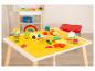 Table de jeu avec pâte à modeler colorée, moules et outils pour enfants.