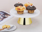Cupcakes au chocolat et à la vanille sur un support à gâteaux doré.