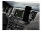 Support de téléphone portable monté sur la ventilation d'une voiture.